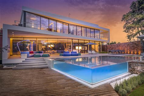 Casa moderna a orillas del Mediterráneo muy lujosa