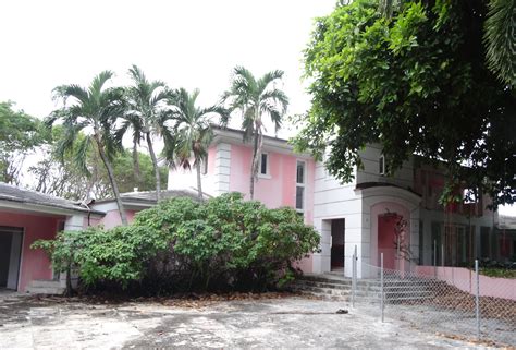 Cazatesoros invaden la casa de Pablo Escobar en Miami