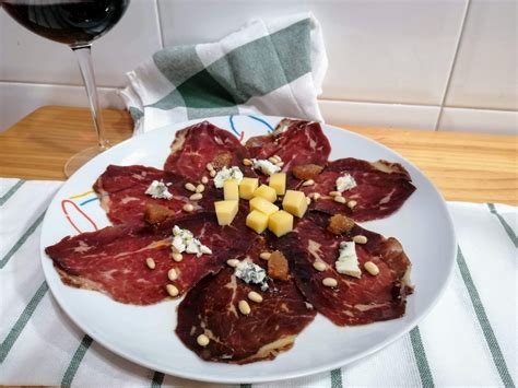 Cecina de León con queso, aceite, membrillo y piñones — El ...