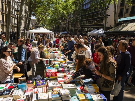 Celebra Sant Jordi   La fiesta del libro y la rosa en Cataluña
