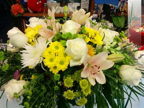Centro de flor variada funeral. Flores para funeral en Logroño