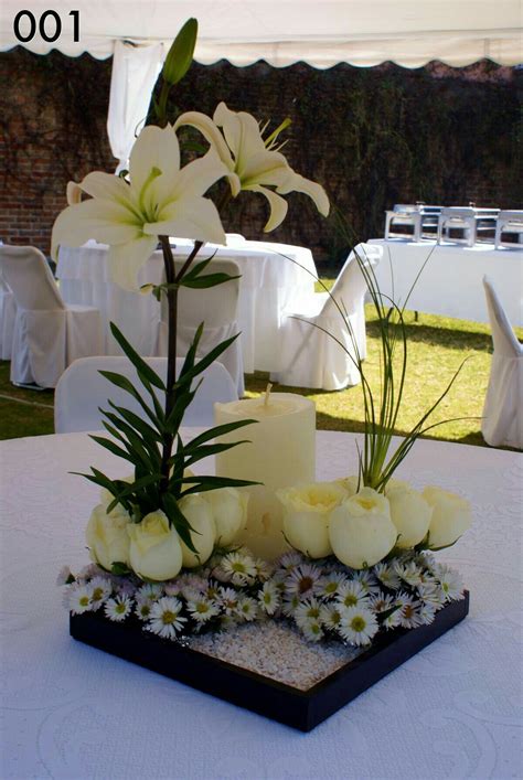 Centro de mesa . Flores naturales | Mesas de boda, Centros ...