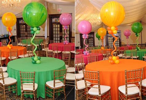 Centros de mesa con globos para decorar en fiestas