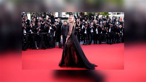 Charlize Theron brilla en Cannes con un vestido transparente
