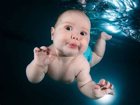 Chistosas fotos de bebés bajo el agua