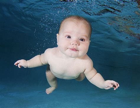 Chistosas fotos de bebés bajo el agua