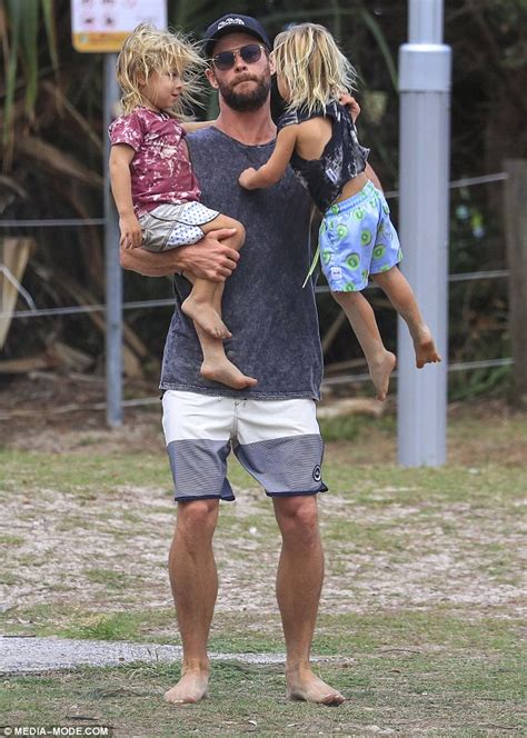 Chris Hemsworth enjoys park date with twins in Byron Bay ...
