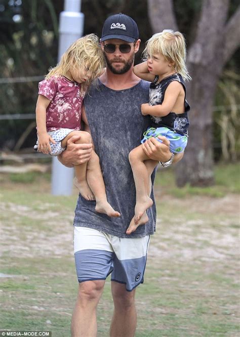 Chris Hemsworth enjoys park date with twins in Byron Bay ...