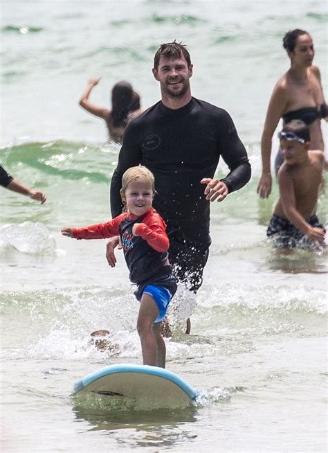 Chris Hemsworth teaches his son Sasha how to surf | Daily ...