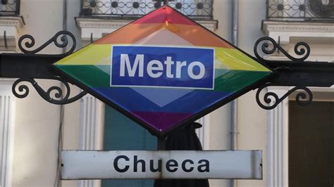 Chueca lucirá permanentemente logo de Metro con los colores arcoíris