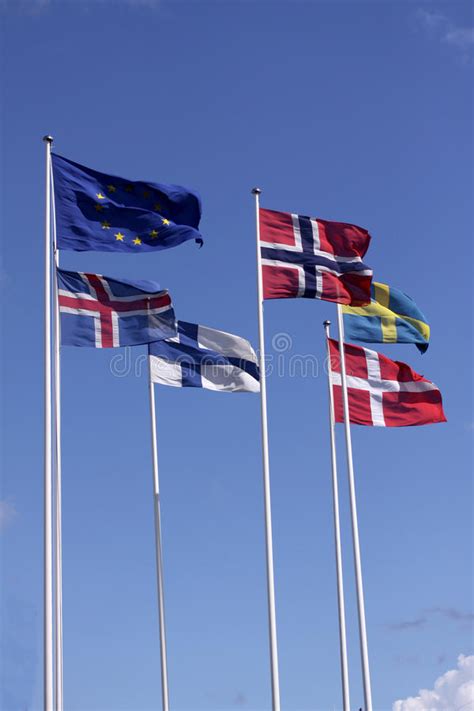 Cinque Bandiere Nordiche Sulle Aste Della Bandiera Con La ...