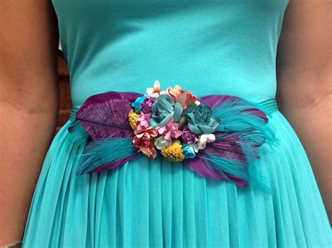 Cinturón elástico con flores y plumas. | Cinturones ...