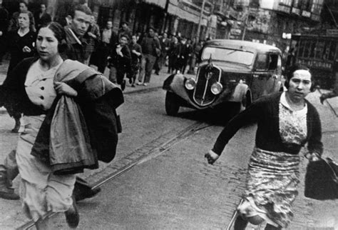 Civiles huyen de los bombardeos en Bilbao. Mayo 1937. Robert Capa ...