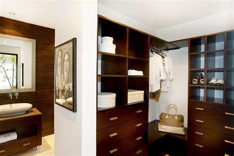 Closet vestidor amplio con baño | Vestidor, Armarios, Sueño hecho realidad