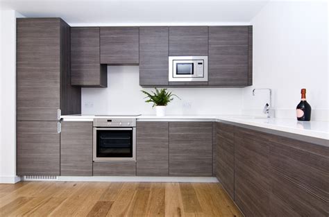 Cocina minimalista con muebles de madera gris ceniza ...