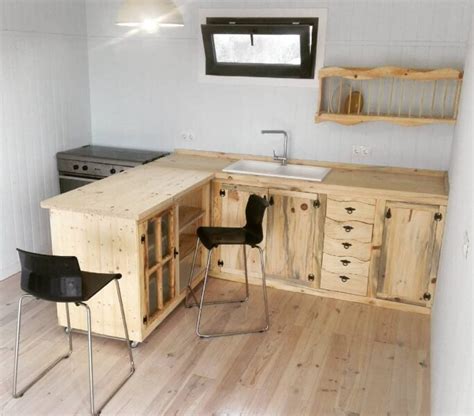 Cocina pequeña con muebles de pino   Casa Web