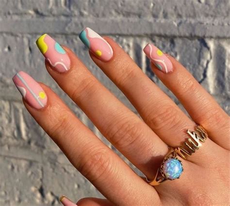 color full minimalist nails Tendencia de uñas en 2021 | Oval nails ...