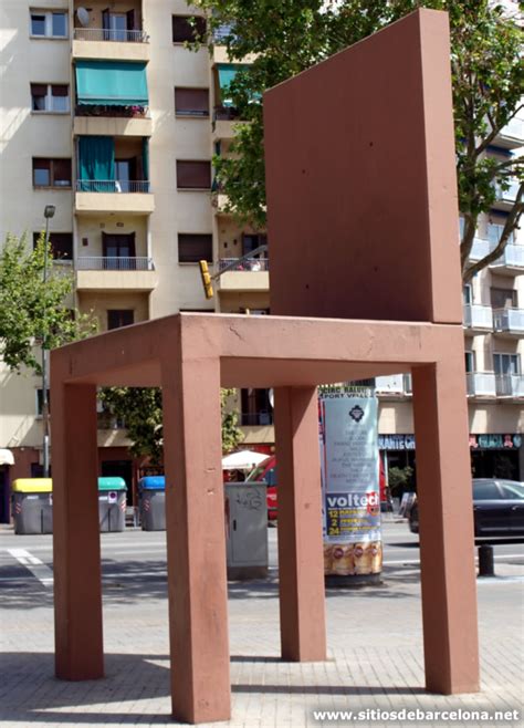 Colosal silla en el Parc de les Tres Xemeneies   Sitios de Barcelona
