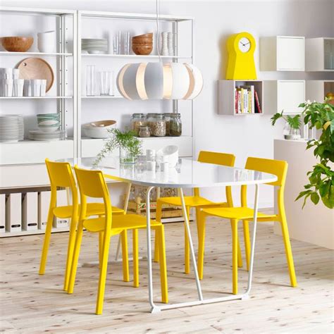 Comedor con mesa blanca ovalada y sillas amarillas ...