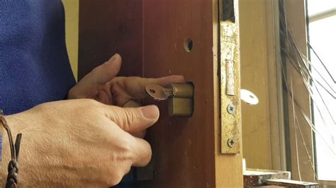 Como abrir puerta con otra llave dejada por el interior. Parte 1   YouTube