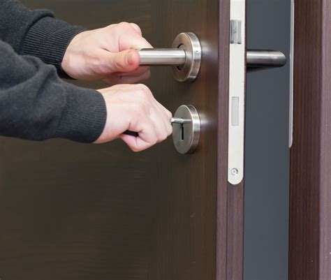 Cómo abrir una puerta sin llave: 6 trucos | Termiser Protecciones