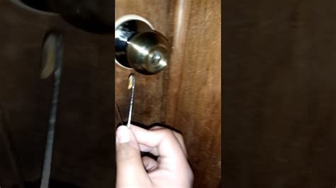 Como abrir una puerta sin llave con pasado un clip   YouTube