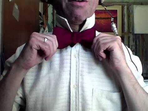 Cómo anudar el moño. How to tie a bow tie   YouTube