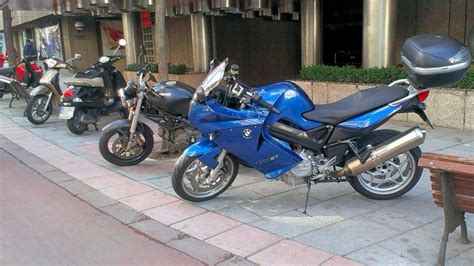 Cómo aparcar tu moto en la ciudad    Motos    Autobild.es