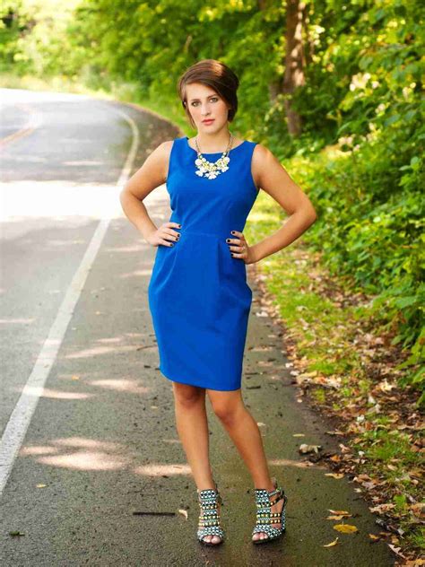 Cómo Combinar un Vestido Azul Marino   10 Outfits Increibles