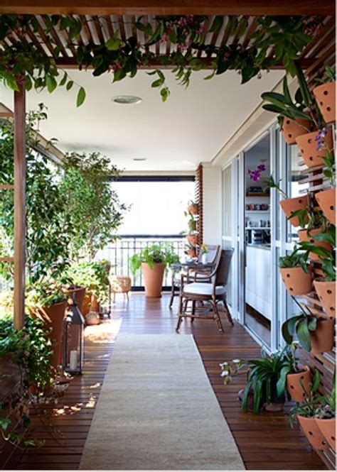 Cómo crear un jardín en tu pequeña terraza con tarima de exterior ...