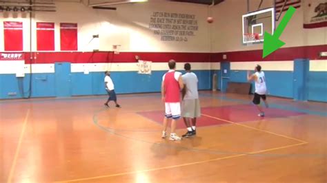 Cómo ejecutar la jugada de pantalla y rodar en el baloncesto