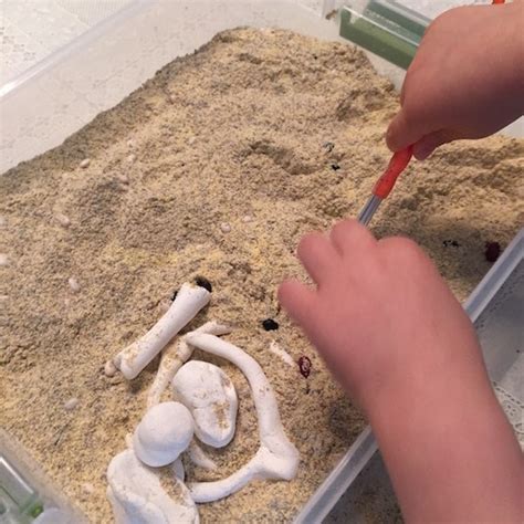 Cómo hacer huesos de dinosaurios para niños | Pequeocio.com
