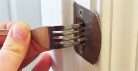 Cómo hacer un seguro para la puerta con un tenedor