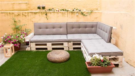 Cómo hacer un sofá de palets cómodo | Handfie DIY