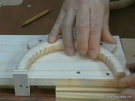 Cómo hacer una gargantilla de madera con un aro   Enredando No Garaxe