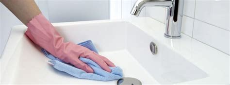 Cómo limpiar un baño: pasos y consejos  canalHOGAR