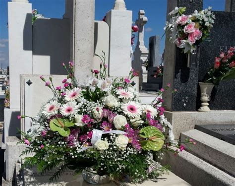 Cómo llevar un centro de flores al difunto en el cementerio