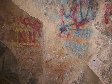 Con grafitis y rayados, vándalos dañaron pinturas rupestres del año 600 ...