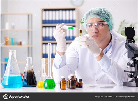 Concepto de biotecnología con científico en el laboratorio ...