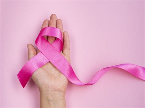Concepto de cáncer de mama de primer plano con cinta ...