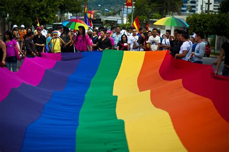 Conmemora la comunidad LGBT, Día Mundial Contra la ...