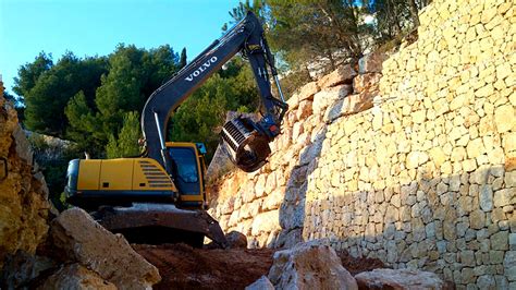 Construcción de muros de escollera en Jávea | Excavaciones ...