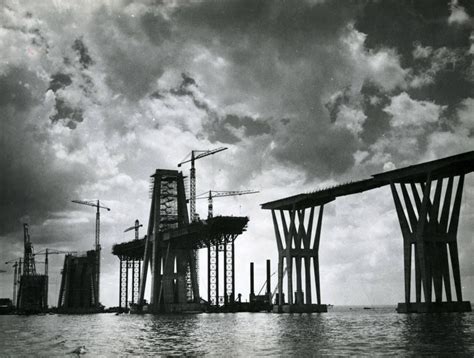 Construcción del puente  Rafael Urdaneta , sobre el lago ...