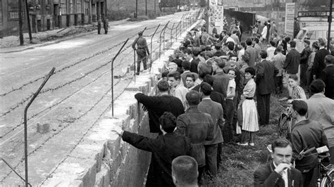 Construcción y caída del Muro de Berlín, símbolo de una ...