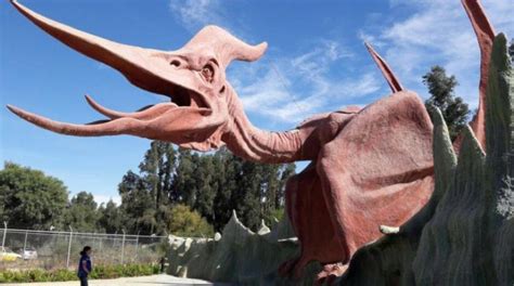 Construyen un parque de gigantescos dinosaurios en Sacaba | NOTAS DE ...