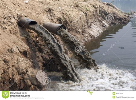 Contaminación De Agua En El Río Imagen de archivo   Imagen ...