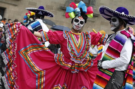 Continúan los desfiles por el Día de los Muertos en México