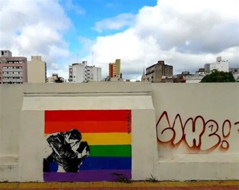 Convierten beso de Maradona en obra de arte LGBT+ ...