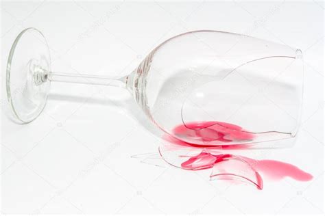 copa rota de vidrio con salpicado derramada vino tinto ...
