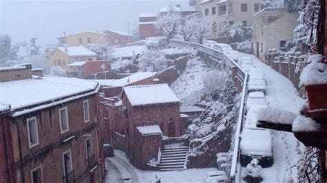 Corbera de Llobregat ha amanecido cubierta de nieve